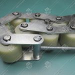 Прижимная роликовая цепь поручня эскалатора, 9 роликов, D - 55 мм, H - 55 мм, шаг - 67 мм, пластины 3 мм, с кронштейном 225 мм