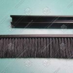 Щетка безопасности эскалатора, L - 2400 мм, с черным пластиковым держателем