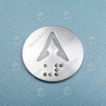 Кнопка вызова/приказа, BST, стрелка вверх, белый символ, с кодом Брайля, синяя подсветка