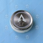 Кнопка вызова с кодом Брайля, металлическая круглая, пластиковая стрелка ВВЕРХ, цвет синий (BST)